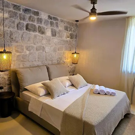 C A S A B E A S T Split