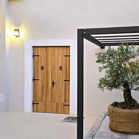 C A S A B E A S T 4*