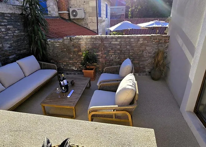 C A S A B E A S T 4* Split