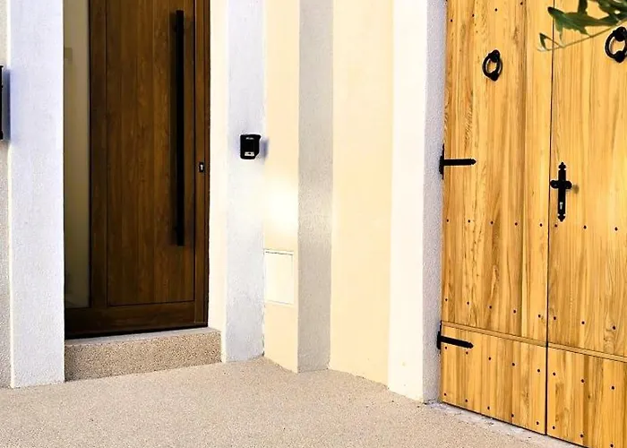 C A S A B E A S T Bed & Breakfast