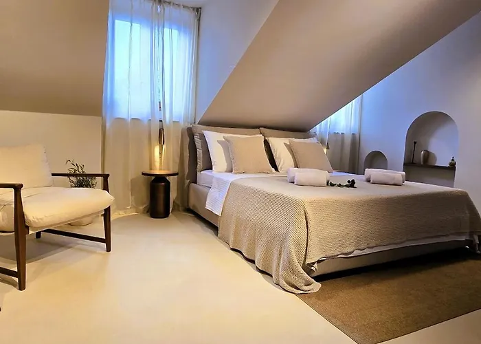 C A S A B E A S T Bed & Breakfast