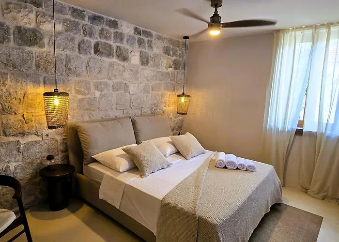 C A S A B E A S T Split